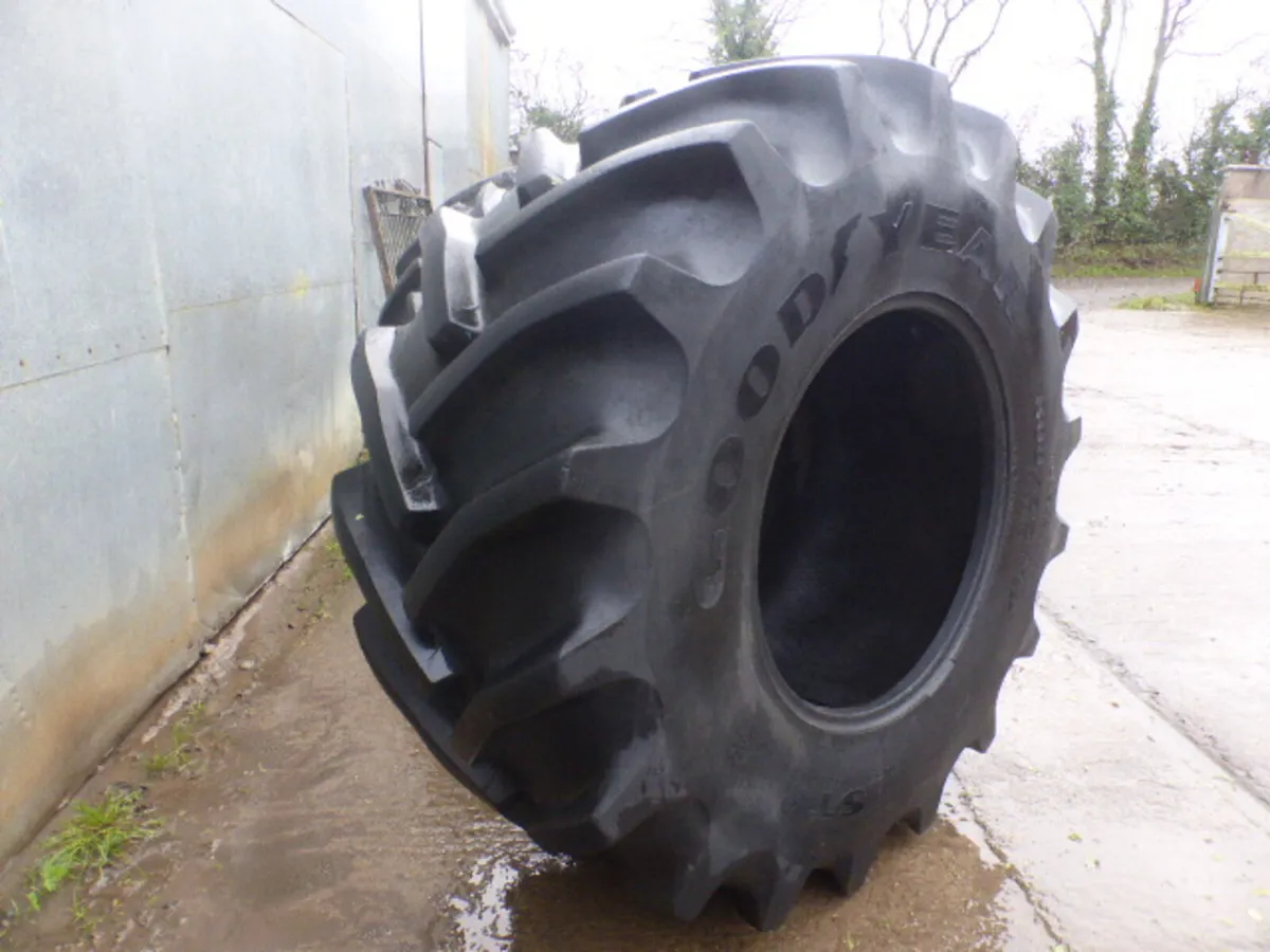 Goodyear 800/65R32 Tyre - Image 4