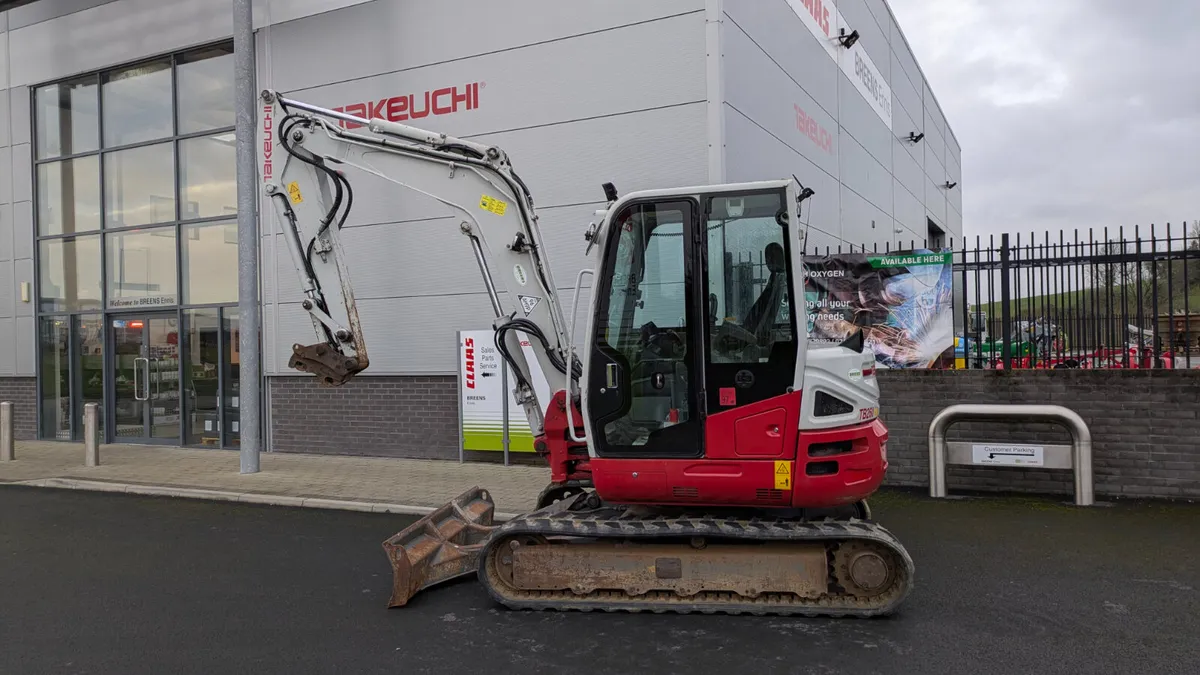 Takeuchi TB260 mini digger - Image 2