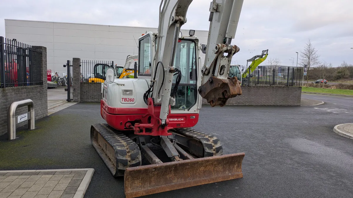 Takeuchi TB260 mini digger - Image 4