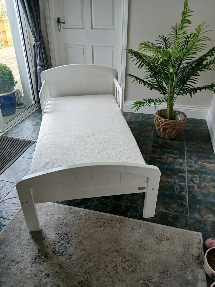 Toddler bed. - Image 1