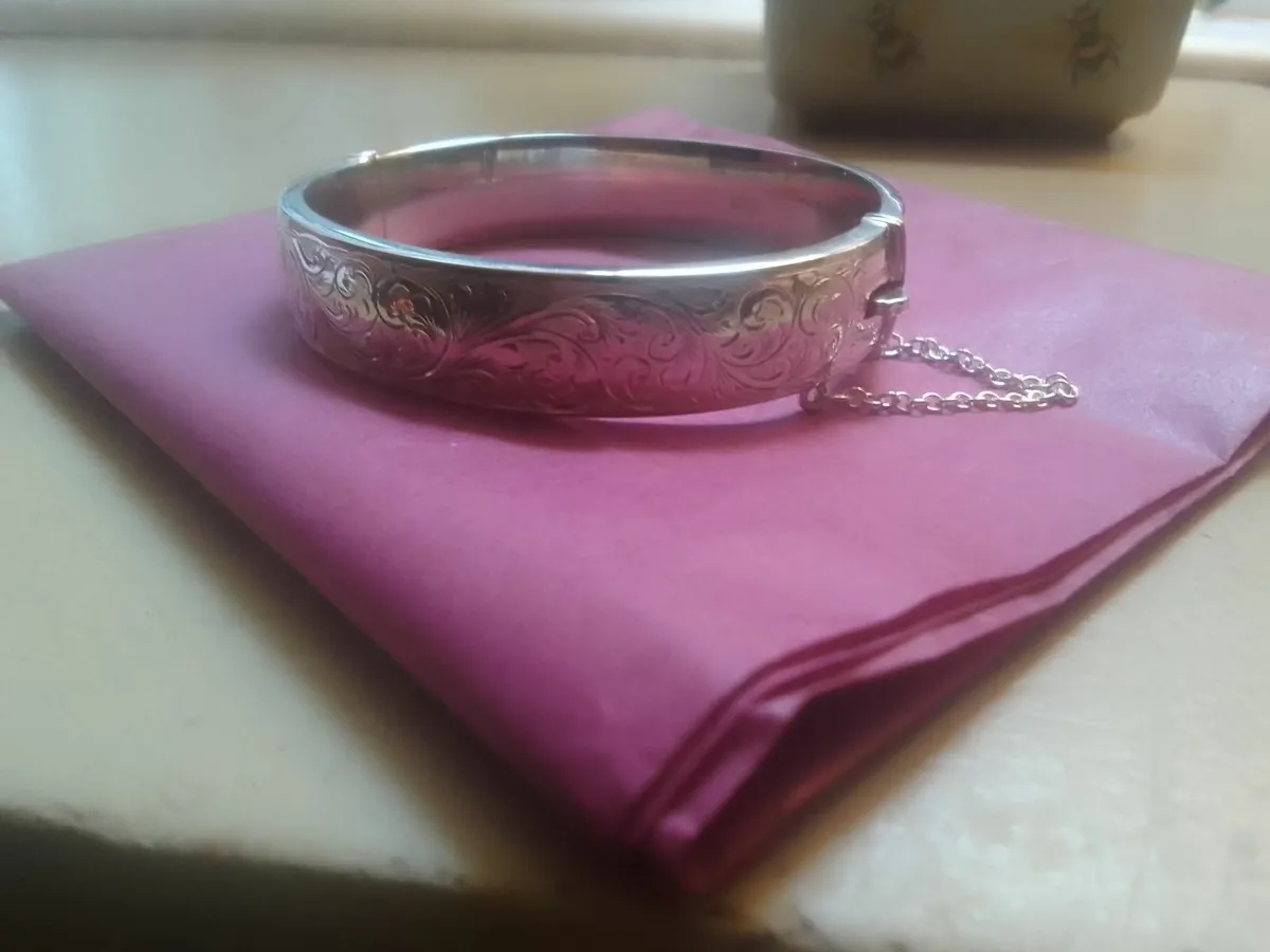 VINTAGE SOLID SILVER THICK ENGRAVED BANGLE - Image 2