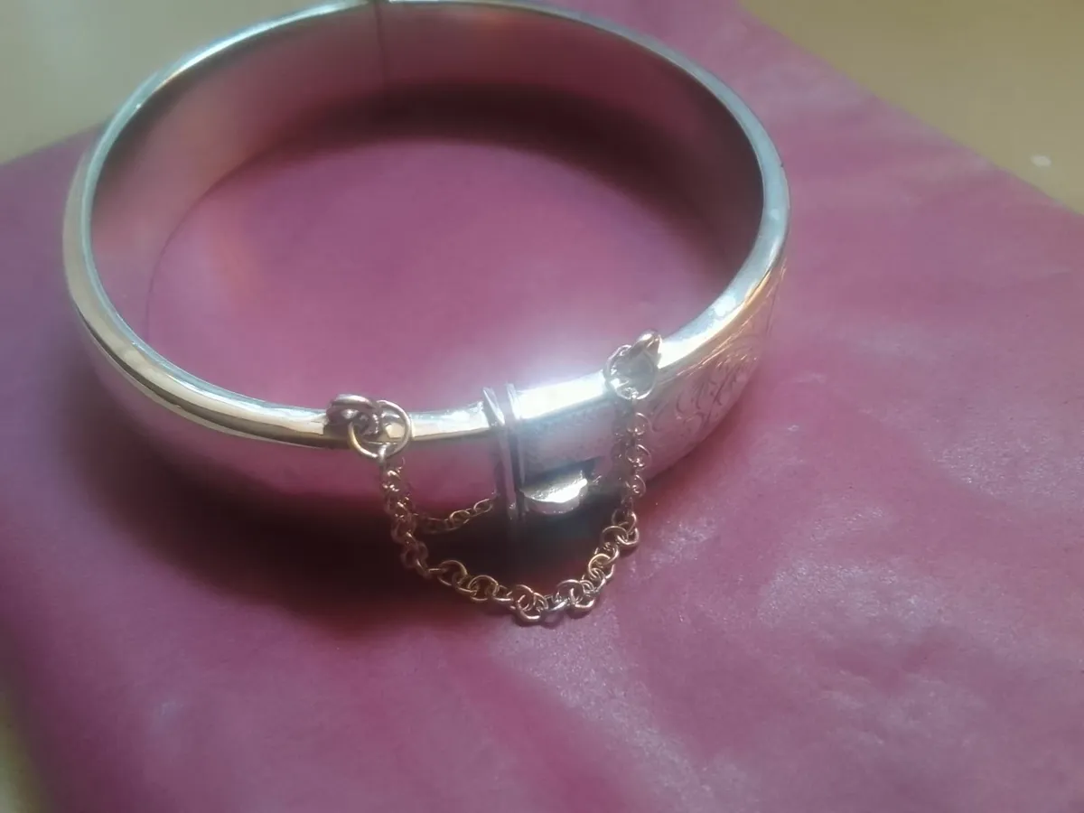 VINTAGE SOLID SILVER THICK ENGRAVED BANGLE - Image 4