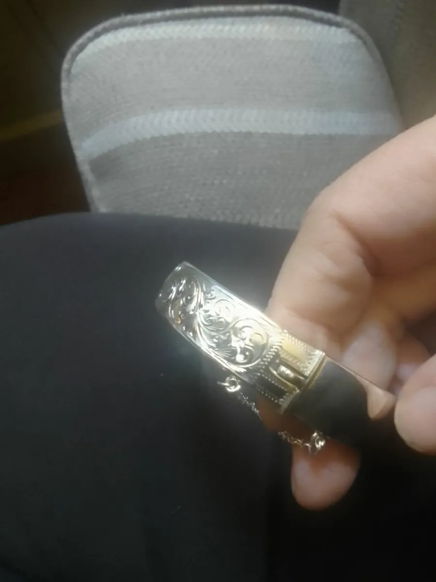 VINTAGE SOLID SILVER THICK ENGRAVED BANGLE - Image 3