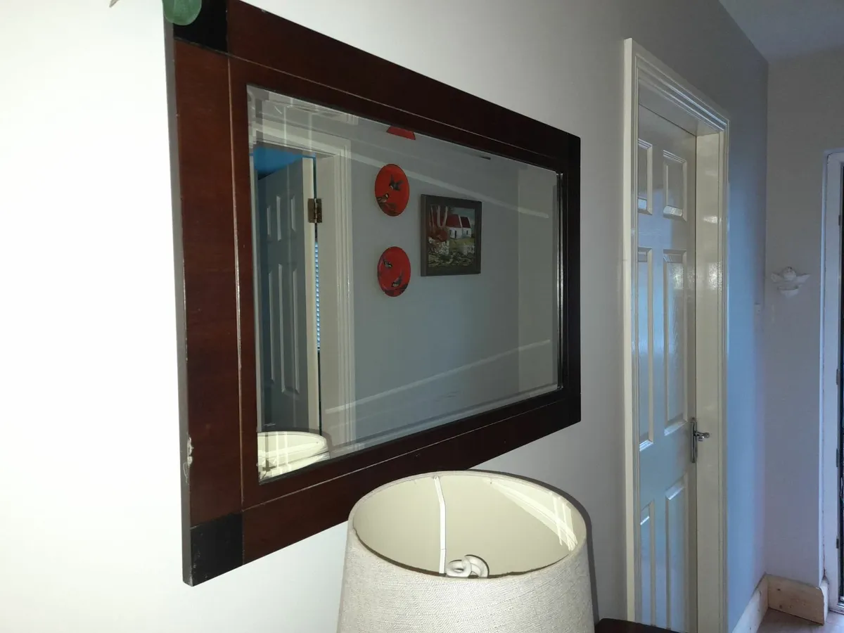Table and mirror - Image 2