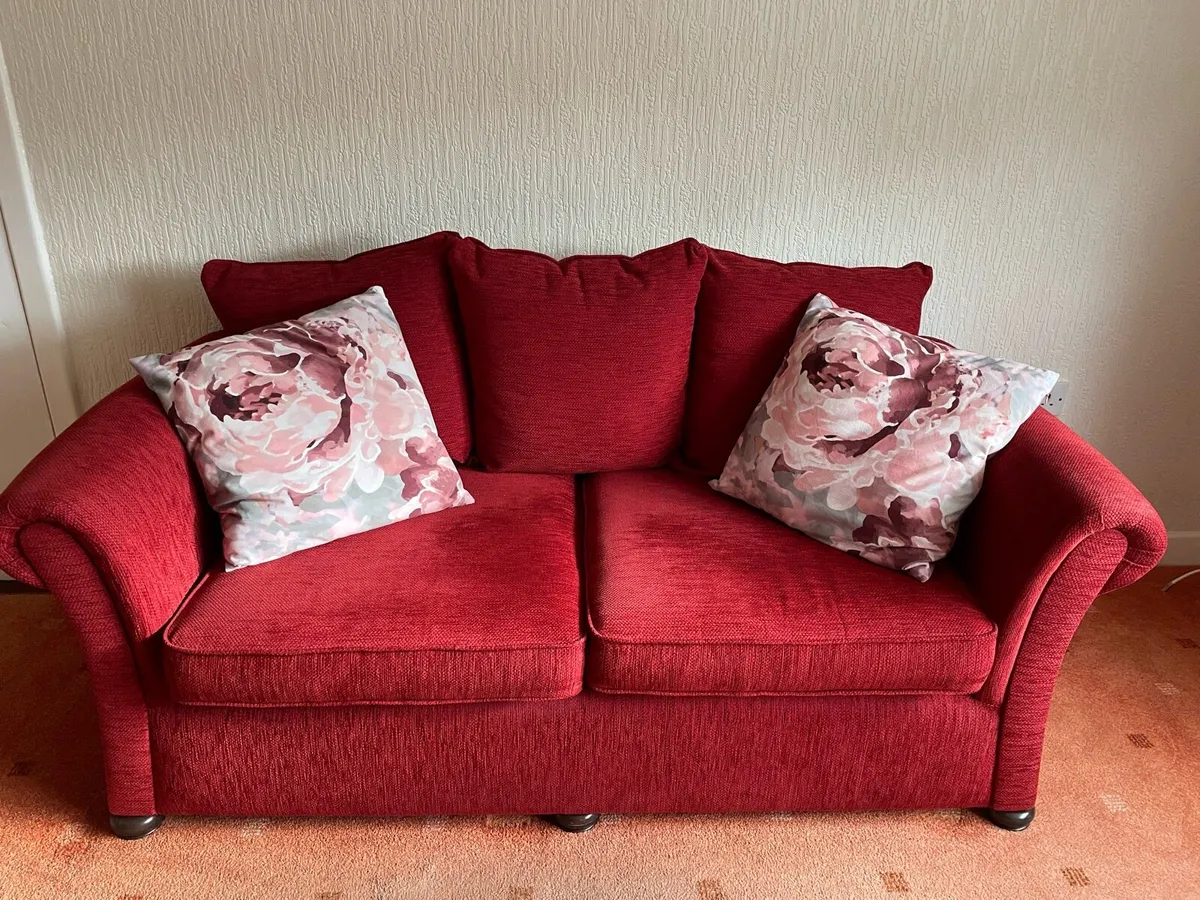 2 seater couch and chairs - Image 1
