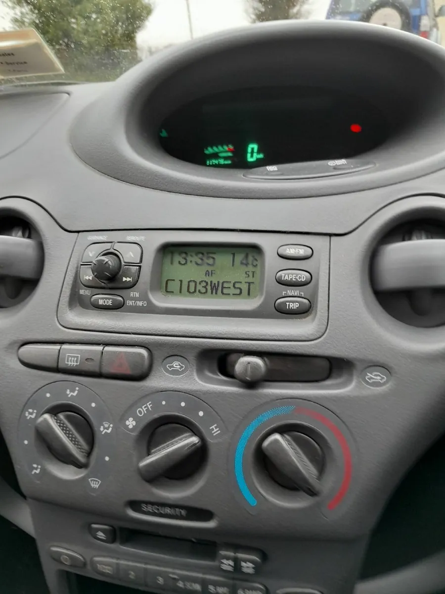 Toyota Yaris 2000 - Image 2