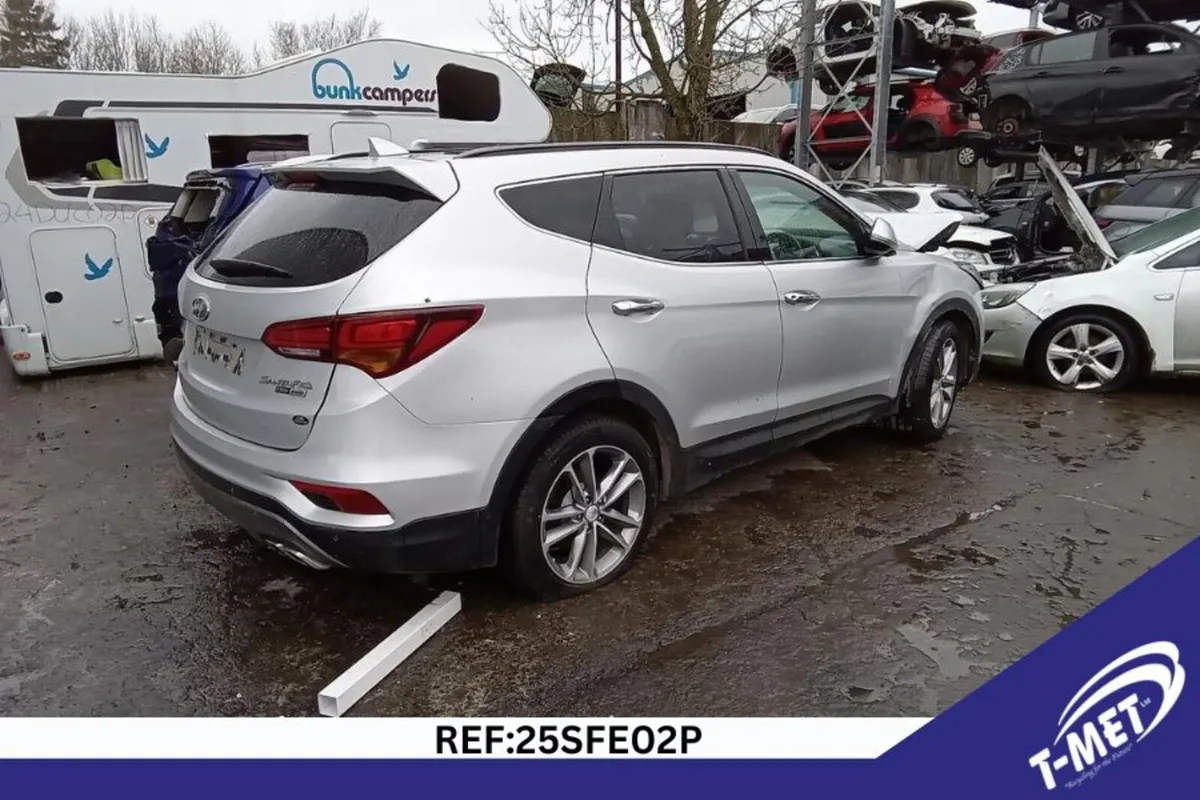 2017 HYUNDAI SANTA FE BREAKING FOR PARTS - Image 1