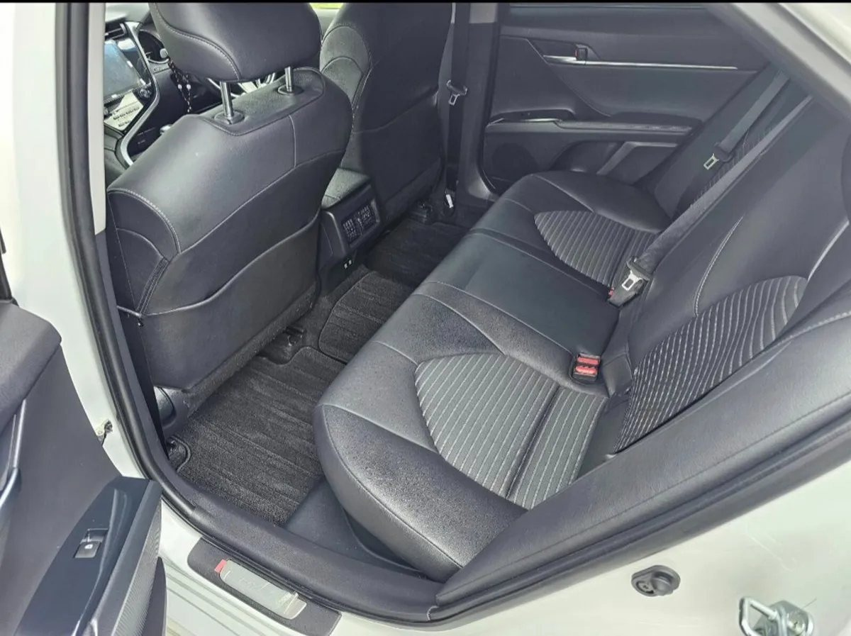 Toyota Camry 2019 - Image 2