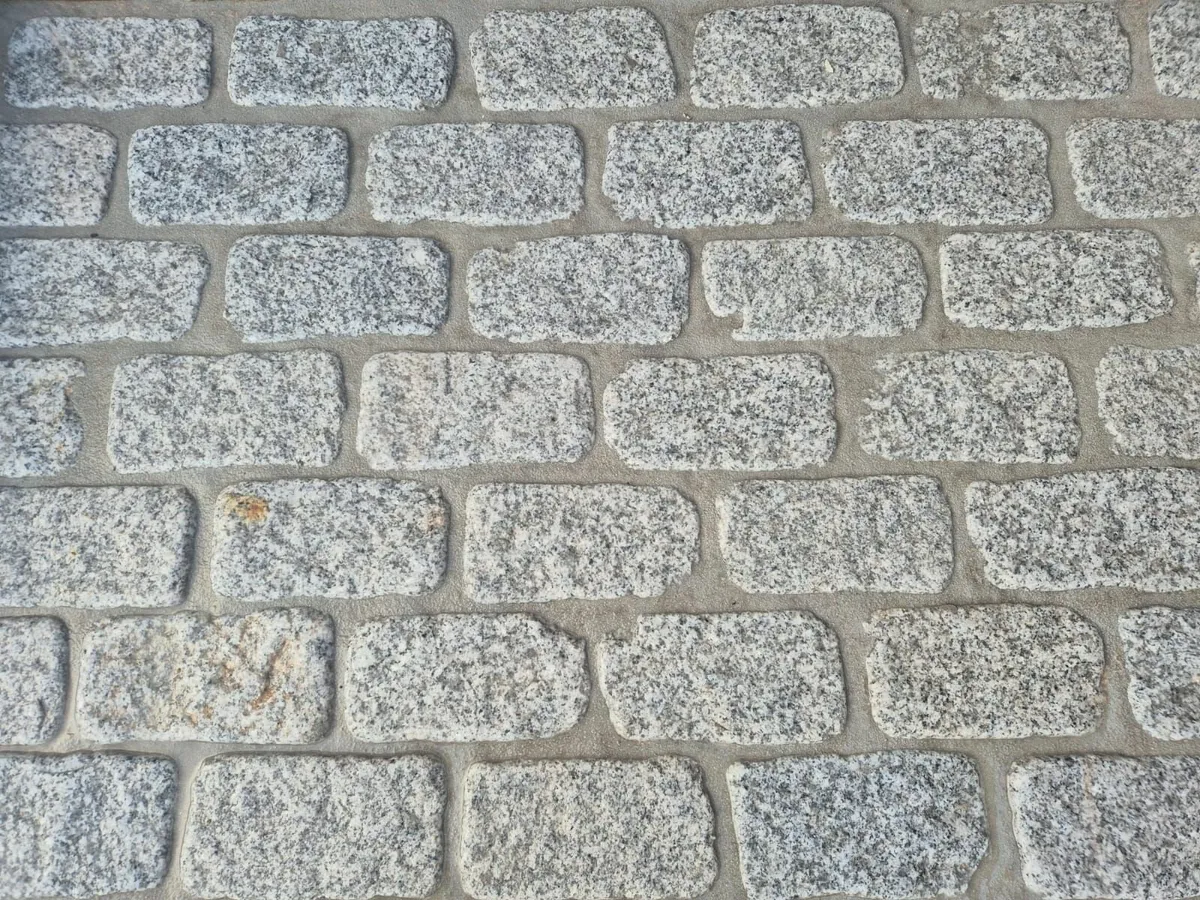 Tumbled Granite Cobbles - Image 1