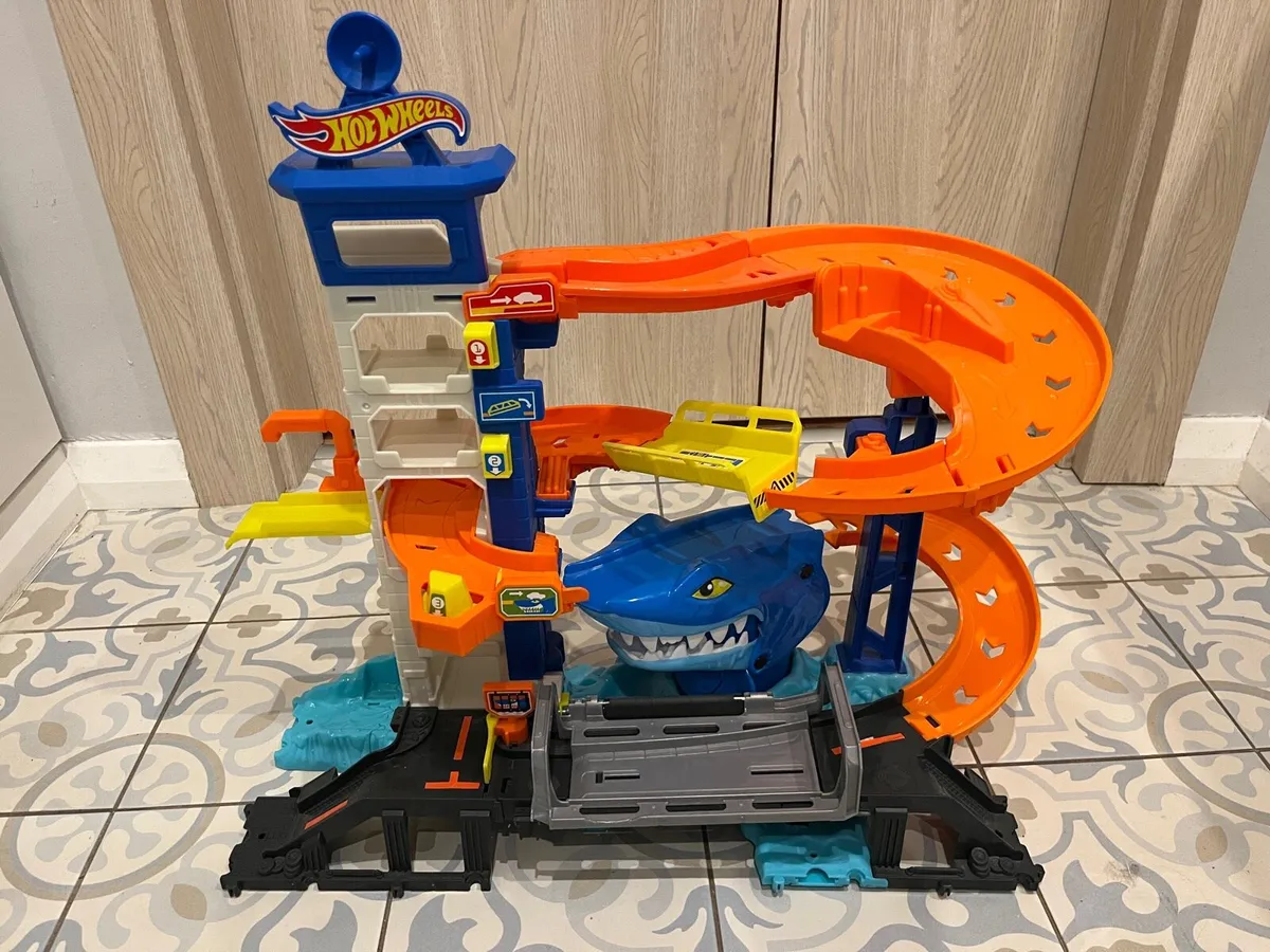 Hot Wheels City Attacking Shark Escape Playset - Image 1