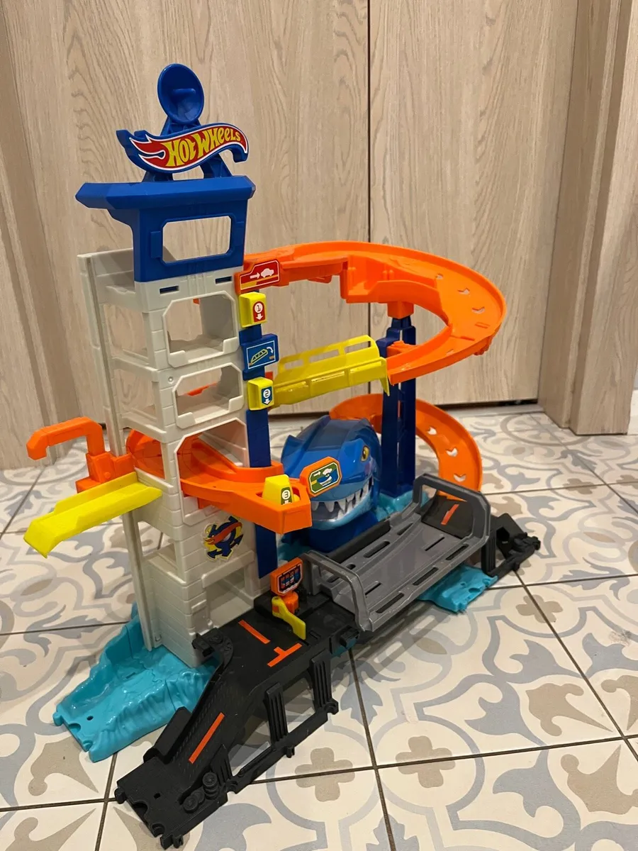 Hot Wheels City Attacking Shark Escape Playset - Image 3