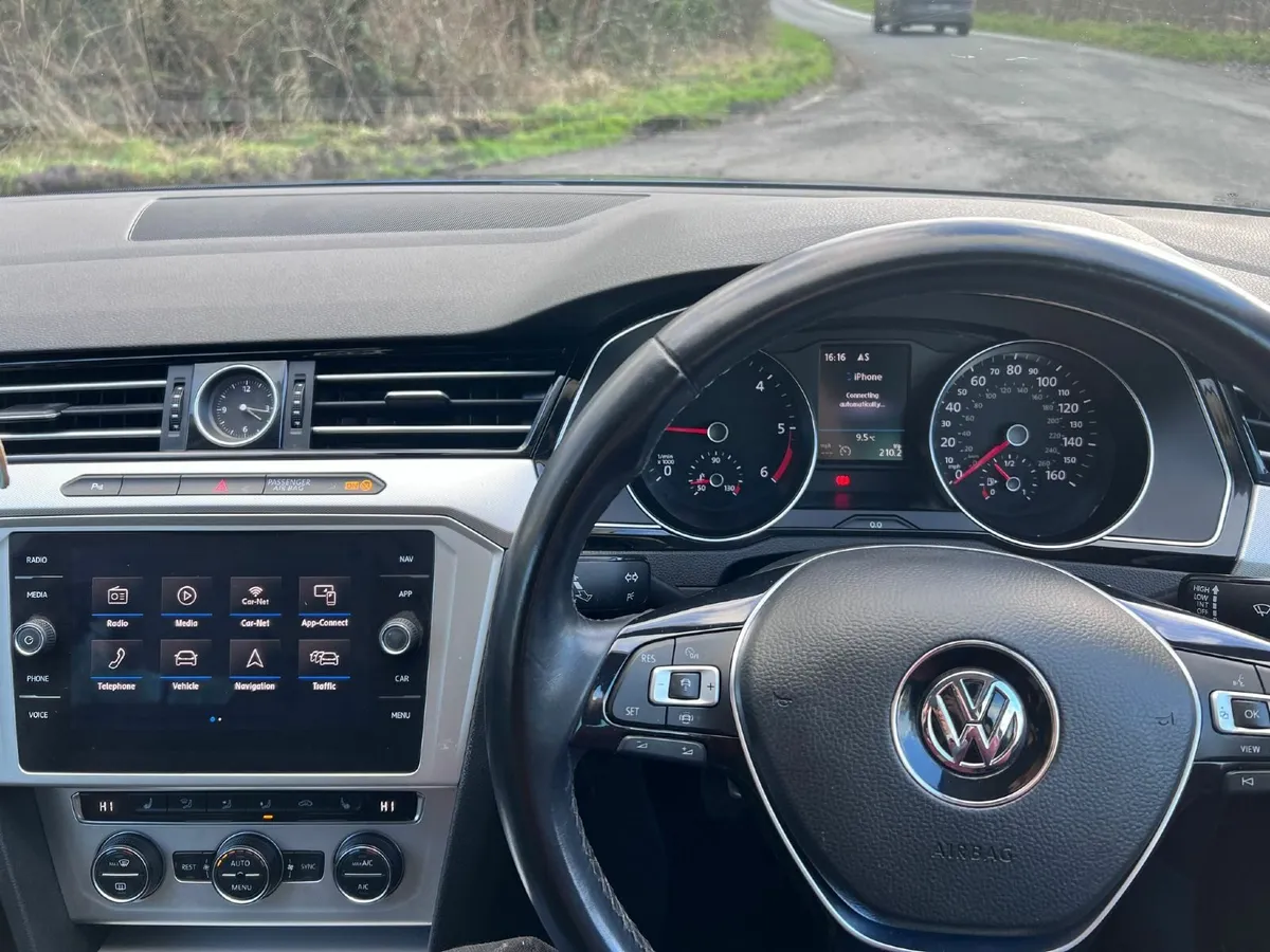 Volkswagen Passat 2018 - Image 2