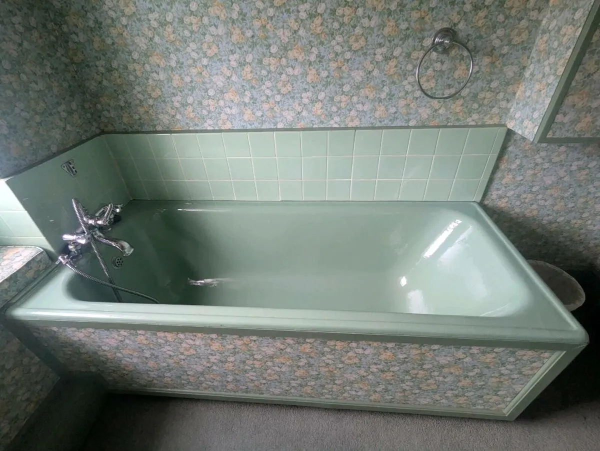 Retro avocado green bathroom suite enamel bath - Image 1