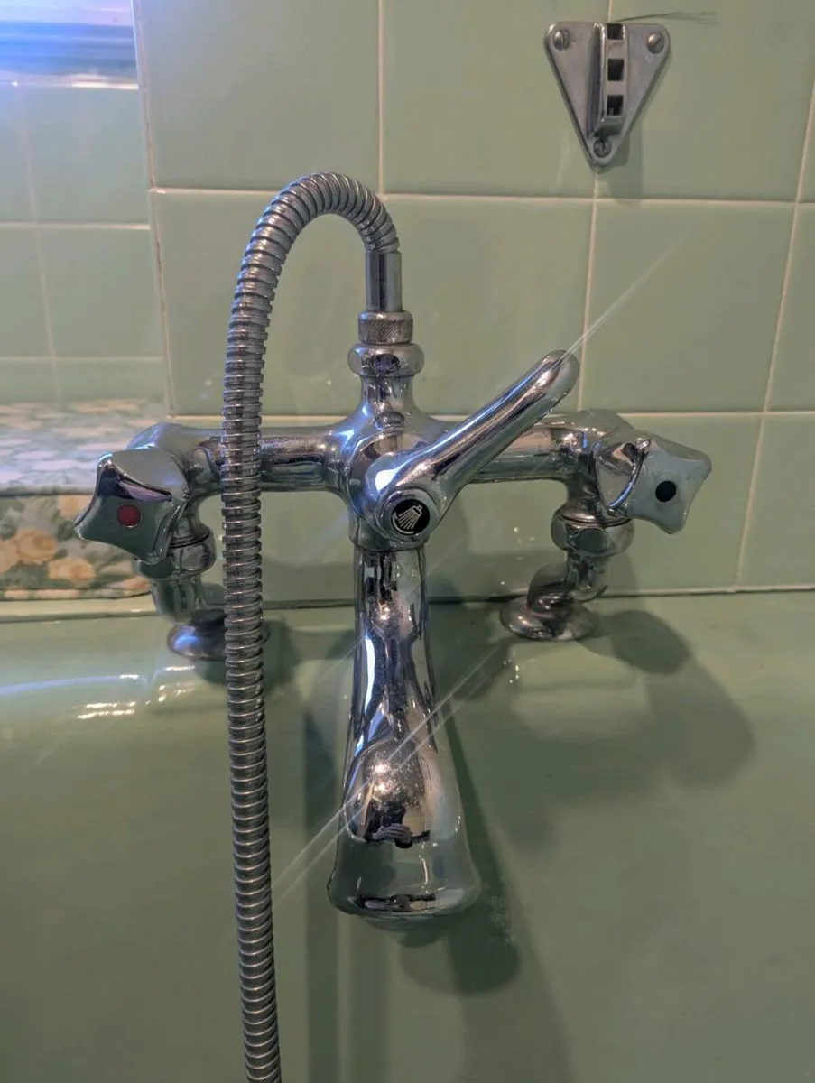 Retro avocado green bathroom suite enamel bath - Image 2
