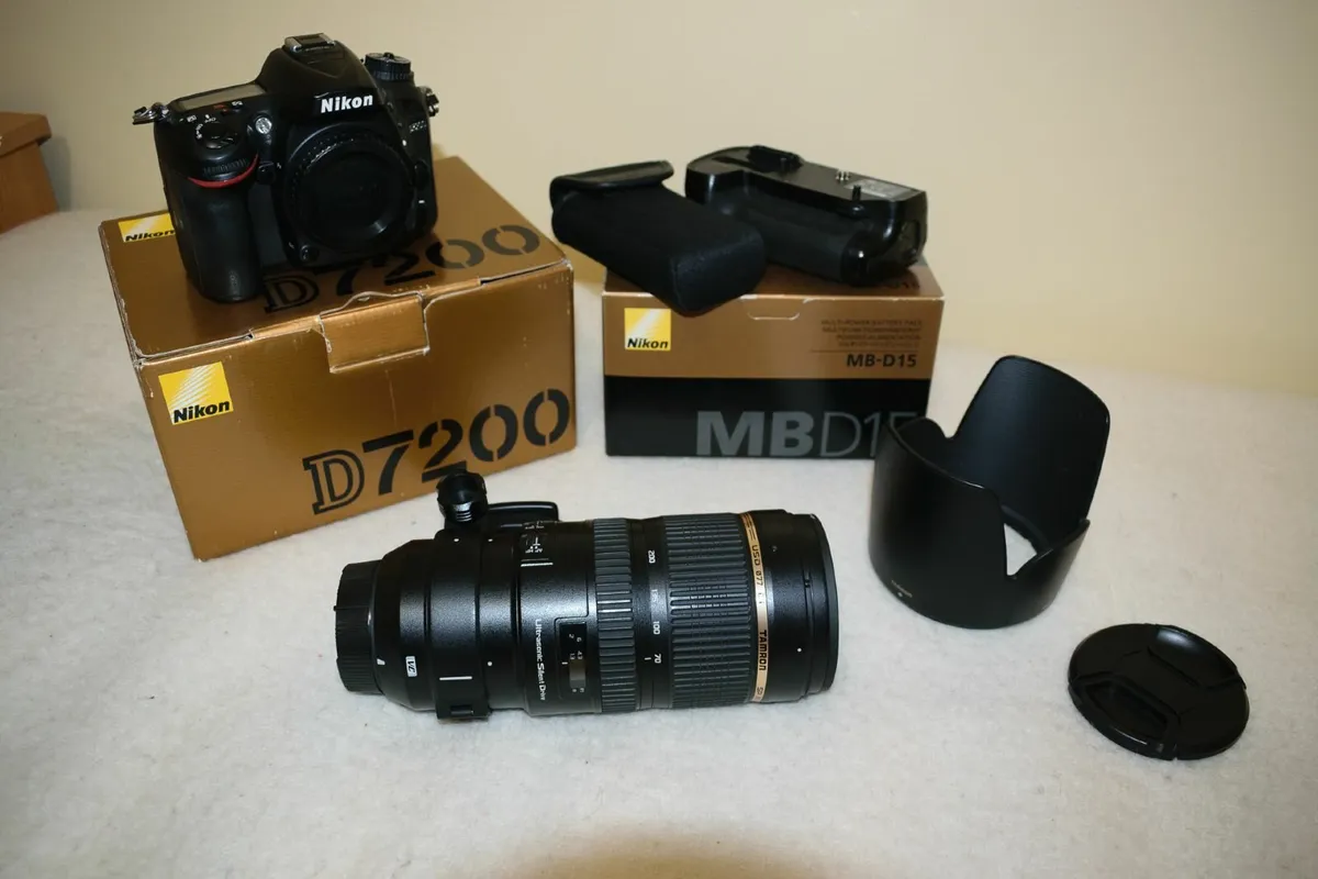Photo Bundle: Nikon D7200 + BG + Tamron 70-200mm - Image 1
