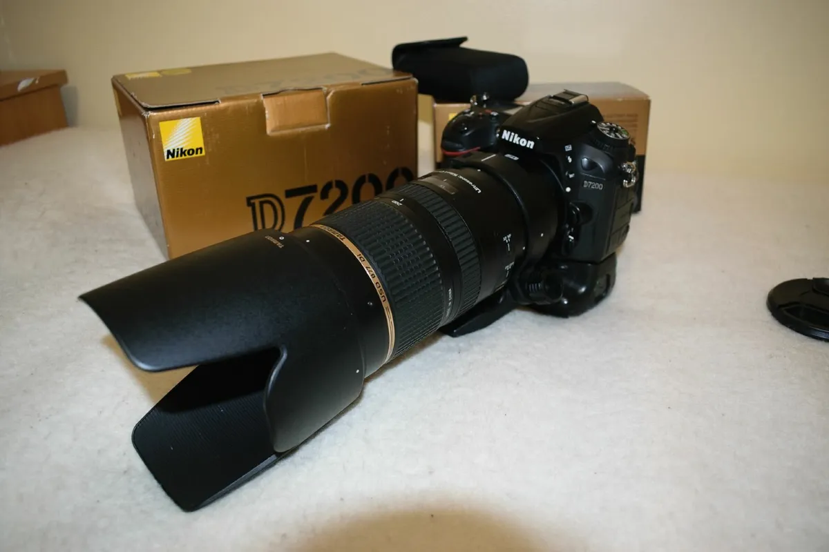 Photo Bundle: Nikon D7200 + BG + Tamron 70-200mm - Image 3