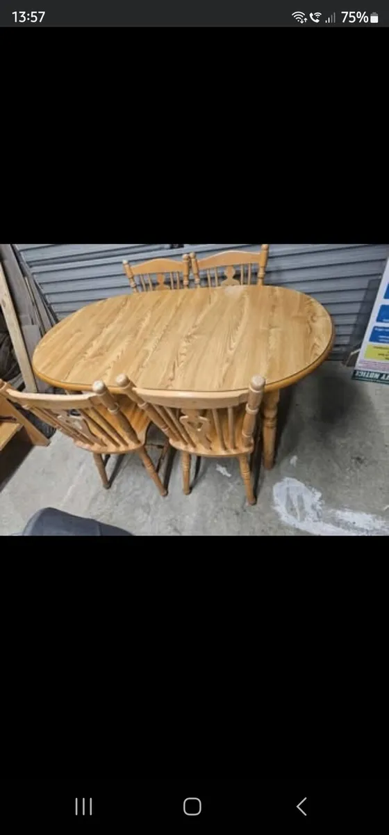 Table and 4 chairs - Image 1