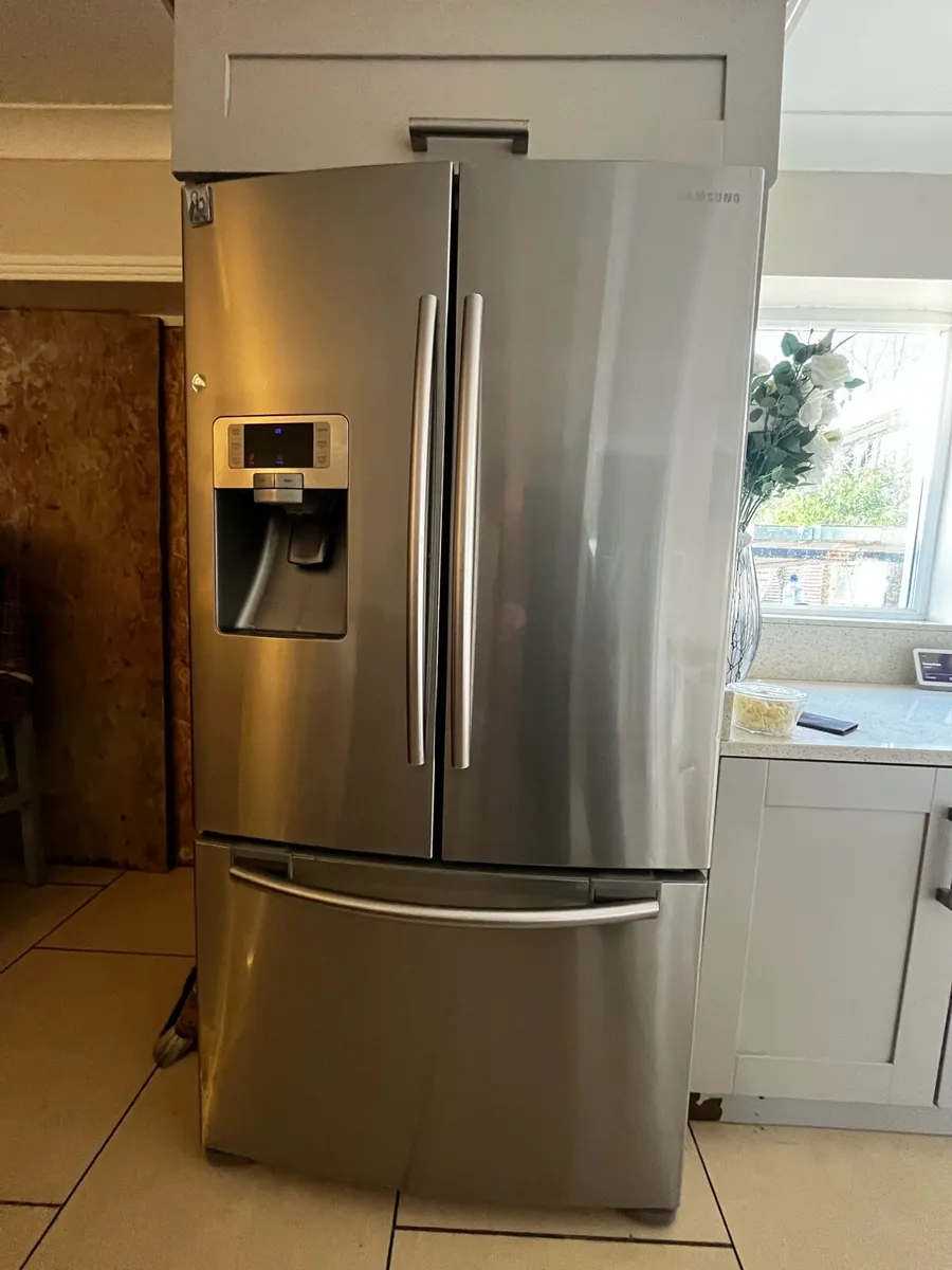Samsung American Fridge Freezer w/ filtered water - Image 1