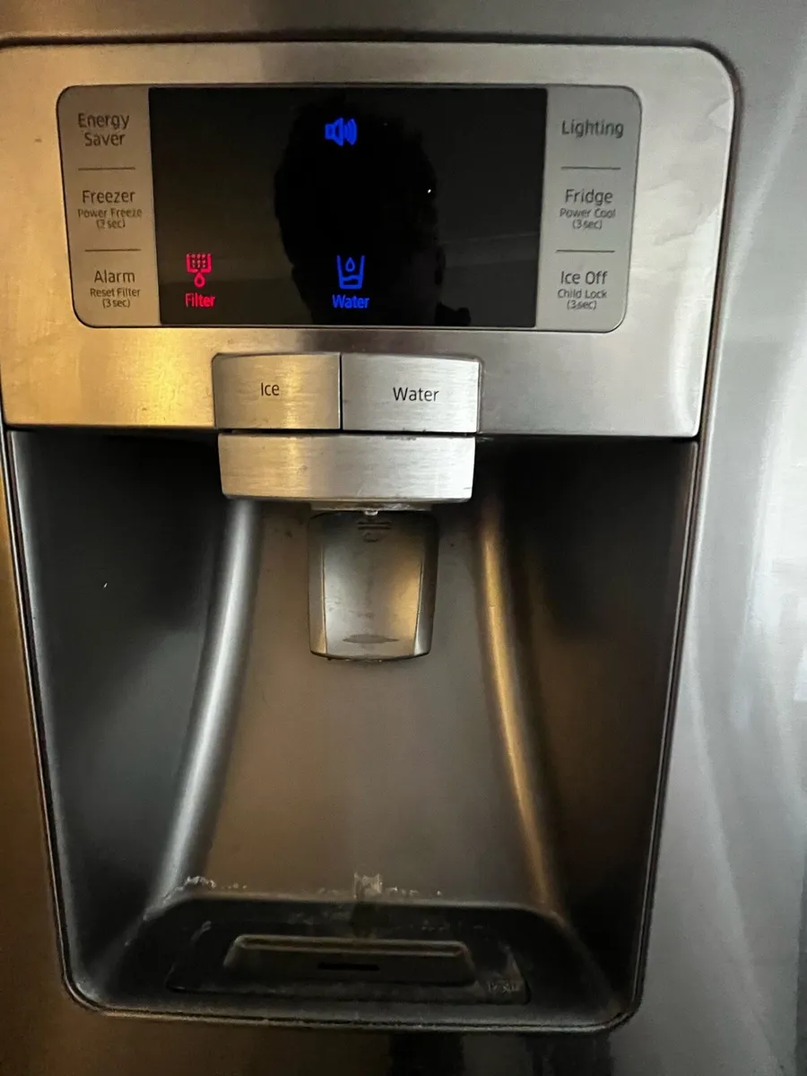 Samsung American Fridge Freezer w/ filtered water - Image 2