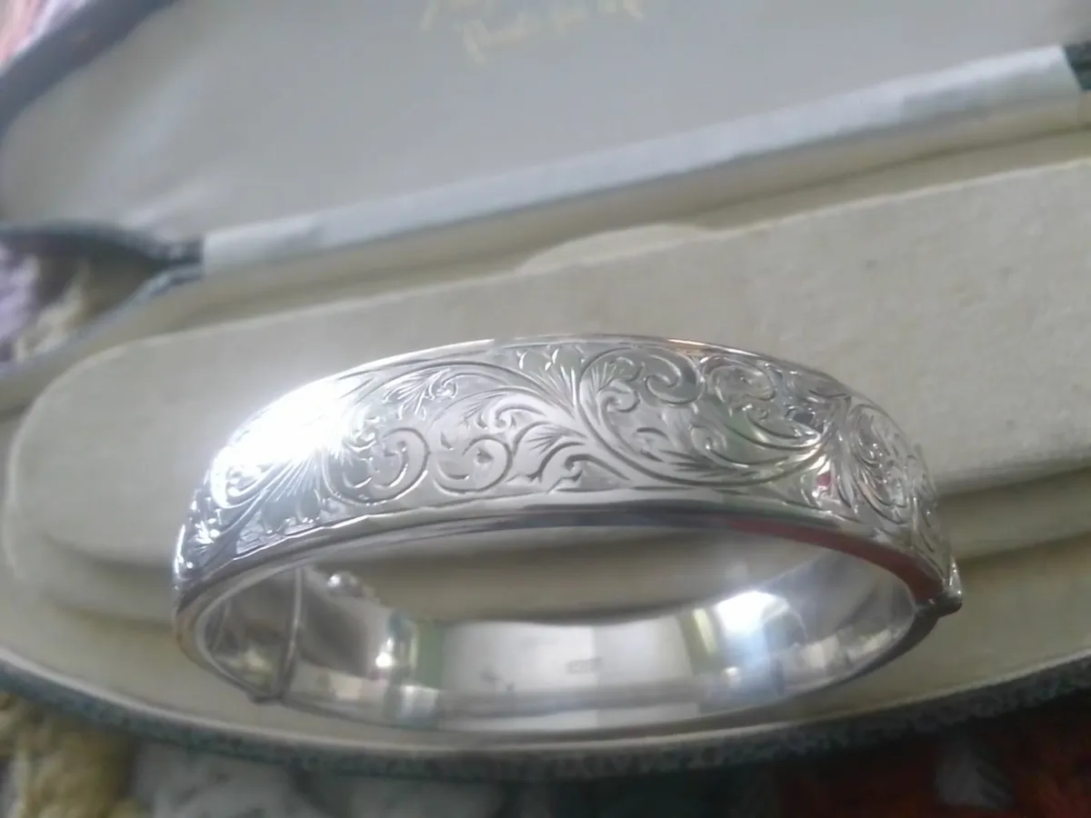 VINTAGE SOLID SILVER THICK ENGRAVED BANGLE - Image 1