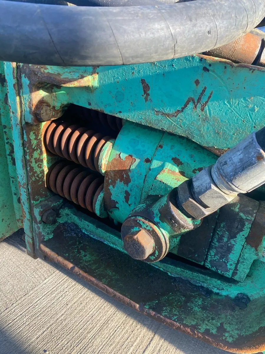 Montabert 501 breaker - Image 4
