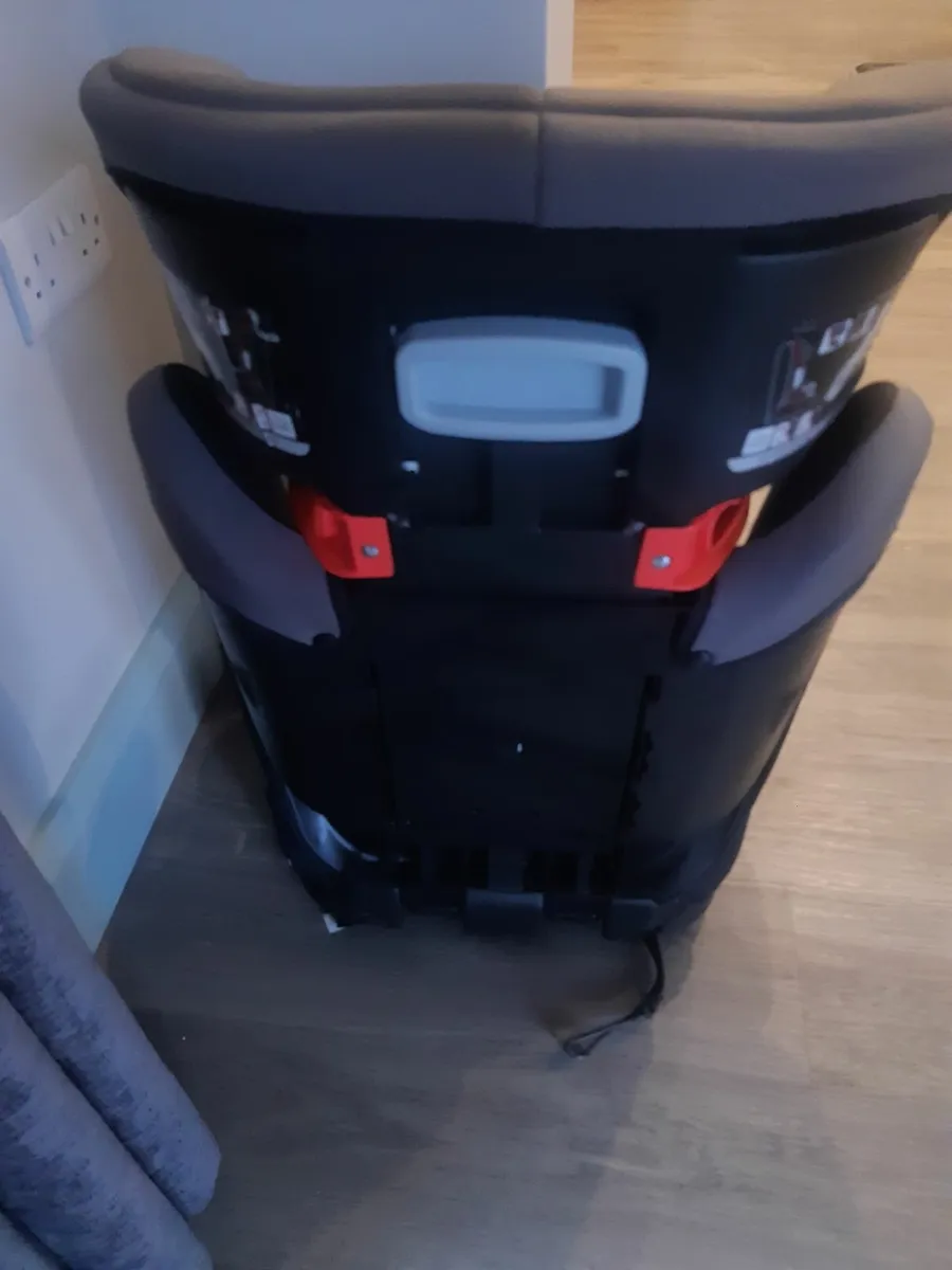 Joìe booster carseat - Image 4