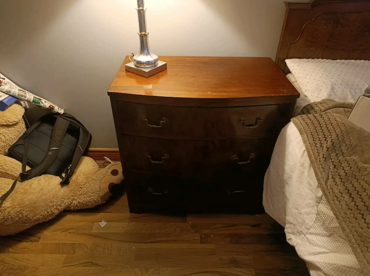 Mahogany double bed, chest of drawers,dressing tab - Image 1