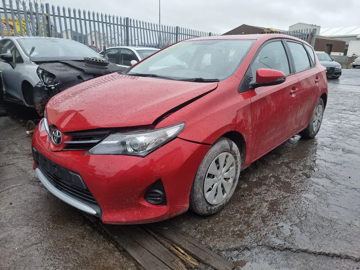 14 TOYOTA AURIS  1.4 DIESEL 6 SPEED FOR BREAKING - Image 1