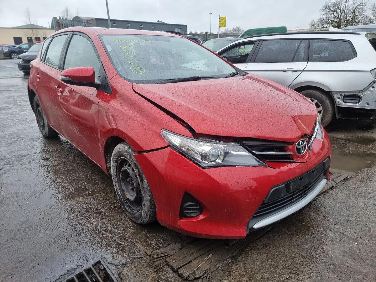 14 TOYOTA AURIS  1.4 DIESEL 6 SPEED FOR BREAKING - Image 2