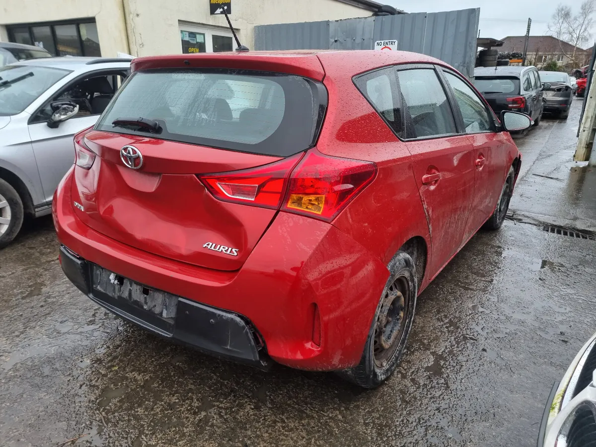 14 TOYOTA AURIS  1.4 DIESEL 6 SPEED FOR BREAKING - Image 3
