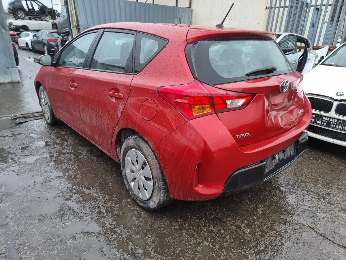 14 TOYOTA AURIS  1.4 DIESEL 6 SPEED FOR BREAKING - Image 4
