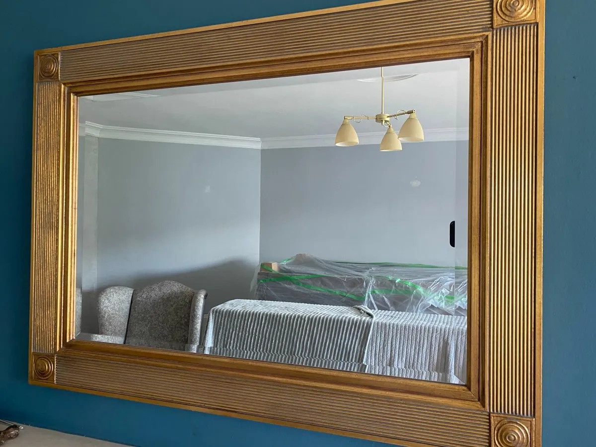 Elegant gold-framed mirror - Image 2