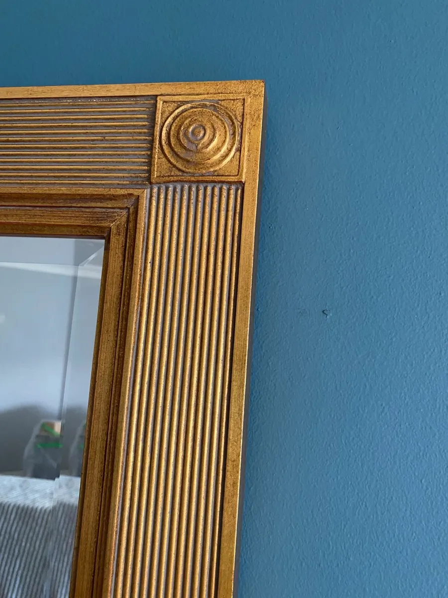 Elegant gold-framed mirror - Image 3