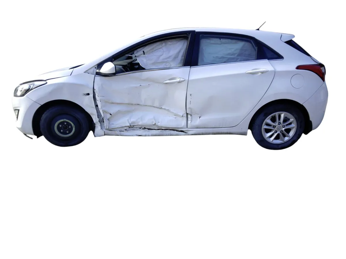 2015 HYUNDAI I30 Breaking/Dismantling - Image 2