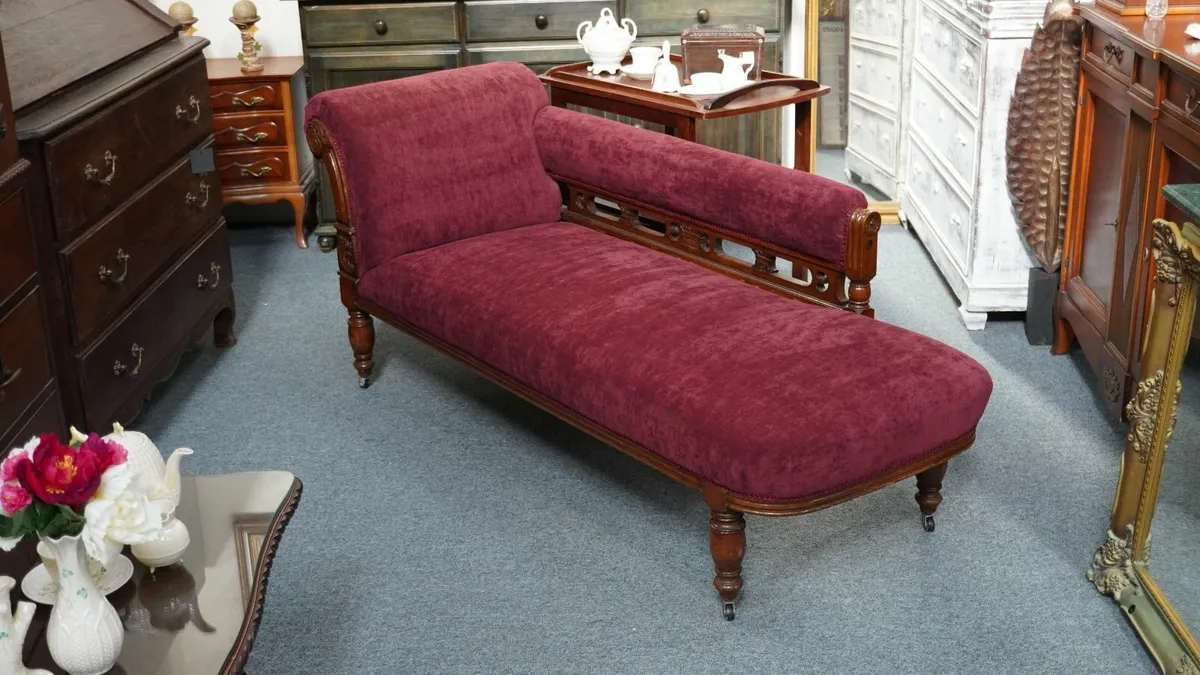 Elegant Victorian-Style Chaise Lounge - Image 1