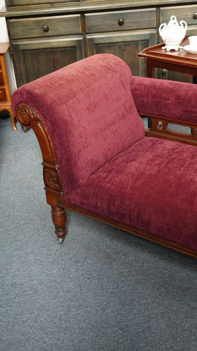 Elegant Victorian-Style Chaise Lounge - Image 3