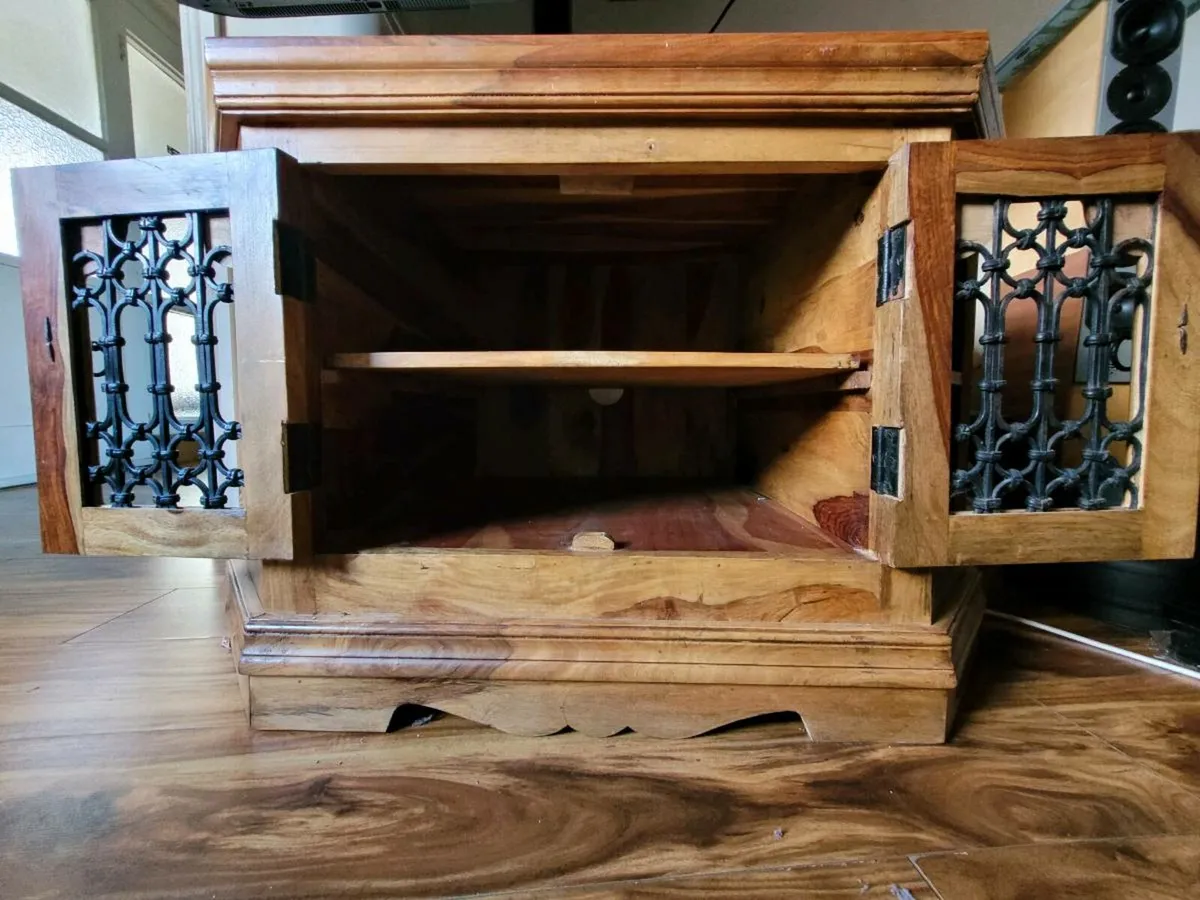 TV stand - Image 1