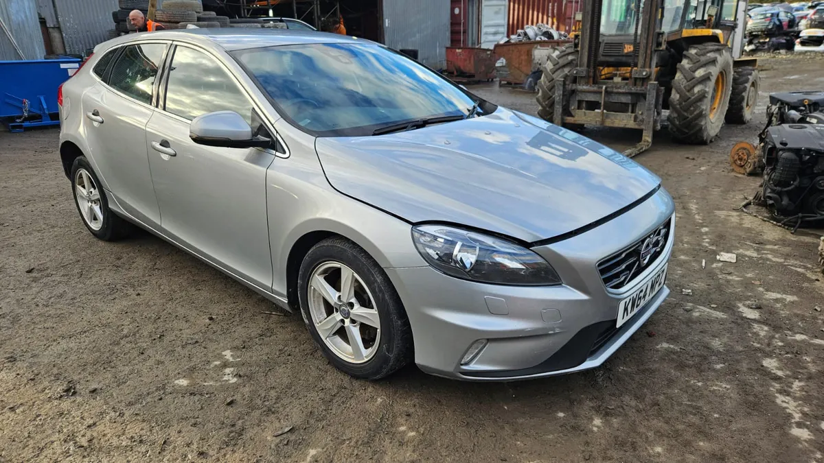 Breaking 2014 Volvo v40 1.6 r-design - Image 1