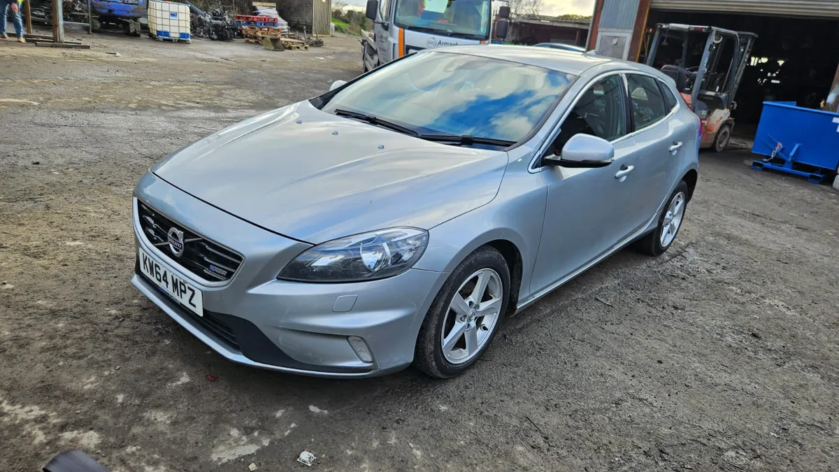 Breaking 2014 Volvo v40 1.6 r-design - Image 2
