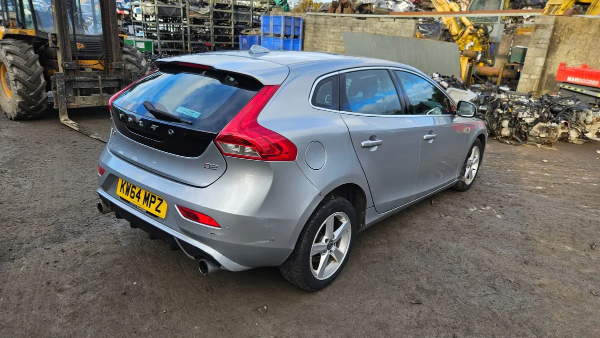 Breaking 2014 Volvo v40 1.6 r-design - Image 3