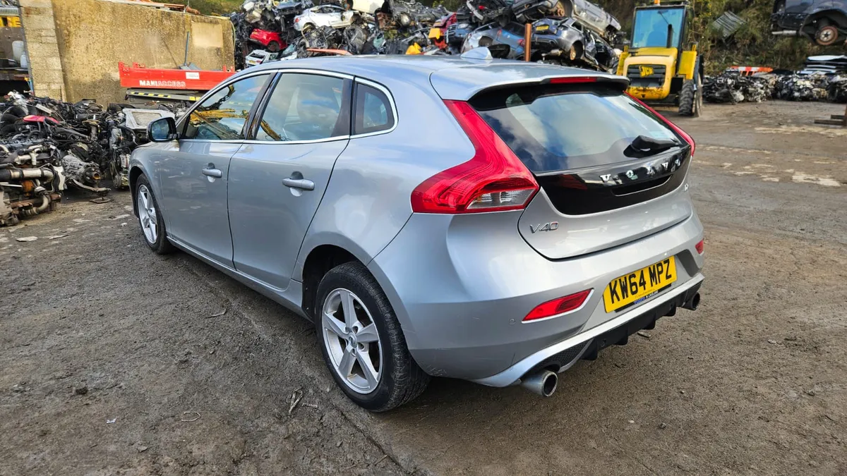 Breaking 2014 Volvo v40 1.6 r-design - Image 4