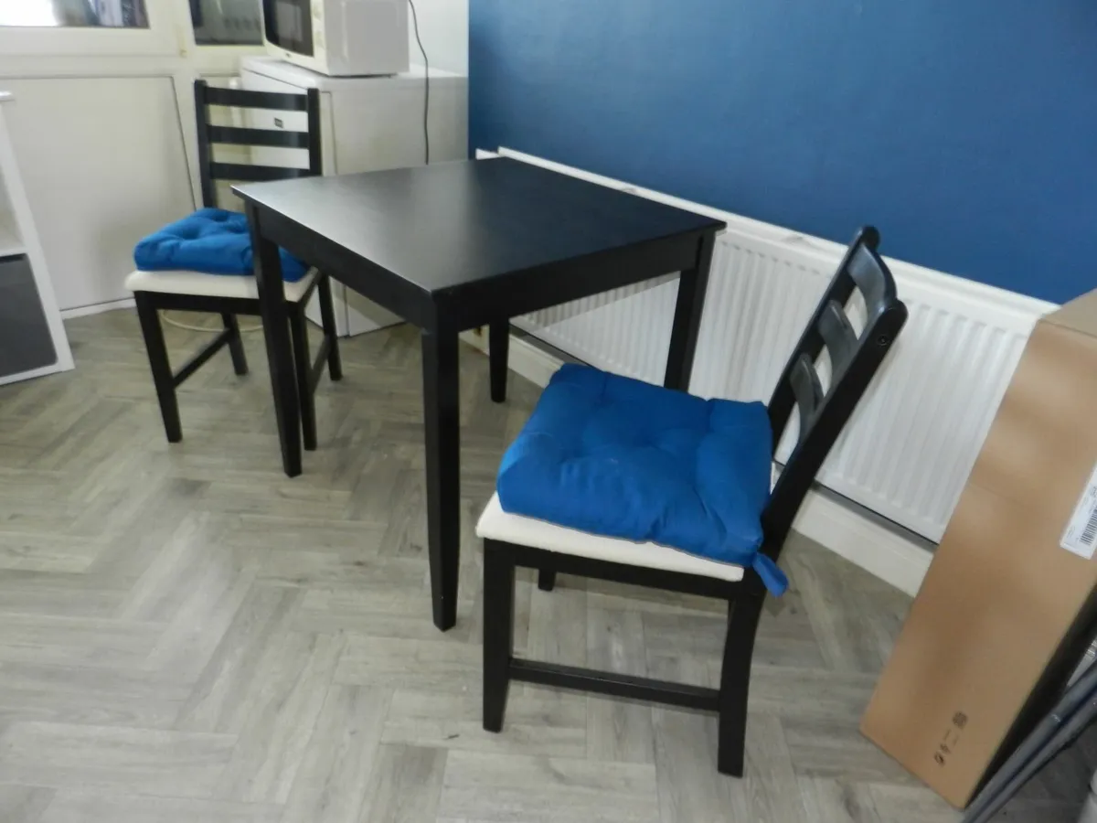 Table and Chairs - Image 2