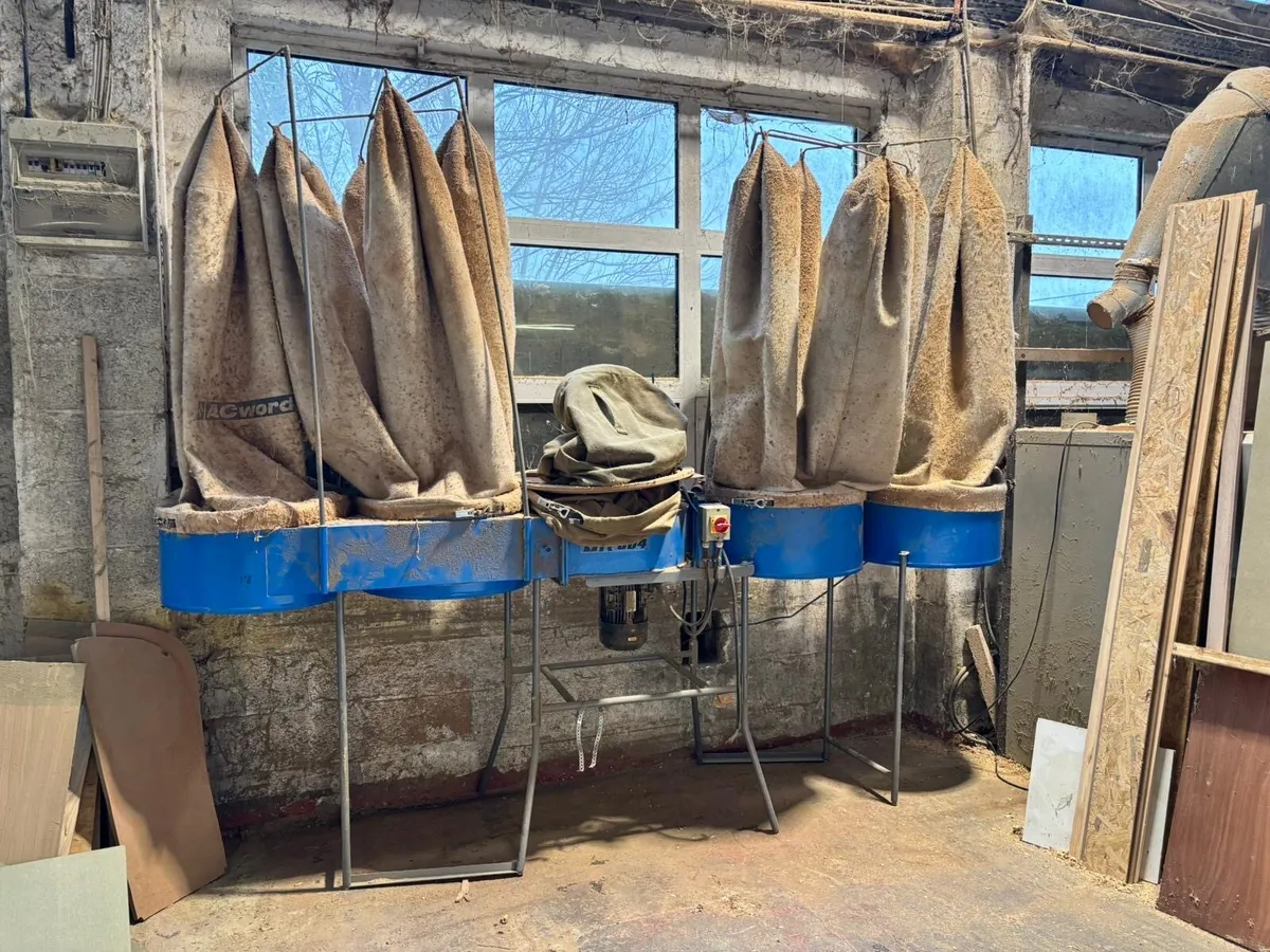 Dust extractors