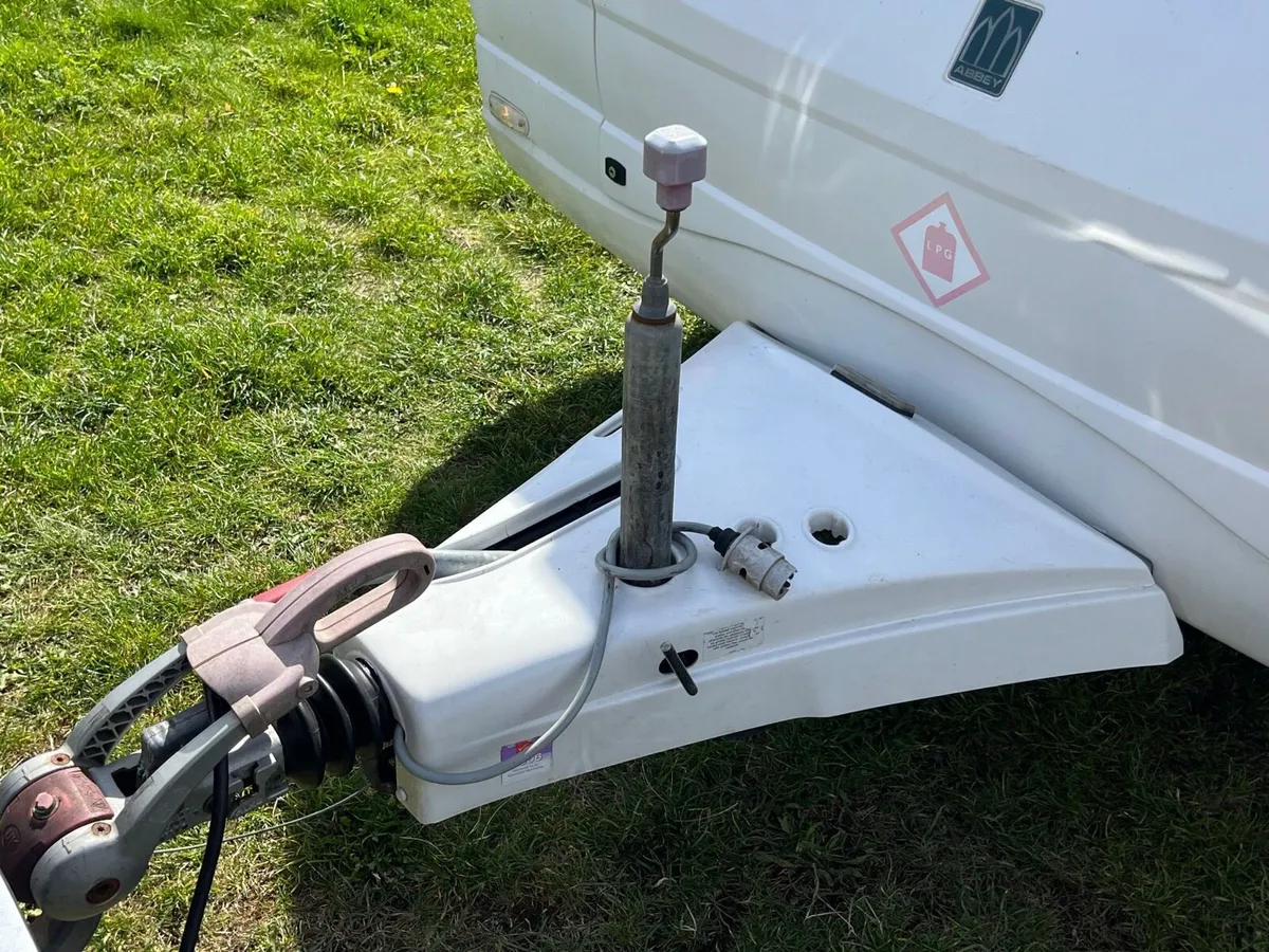 Royale Archway 4 Berth Caravan ** Spotless ** - Image 4