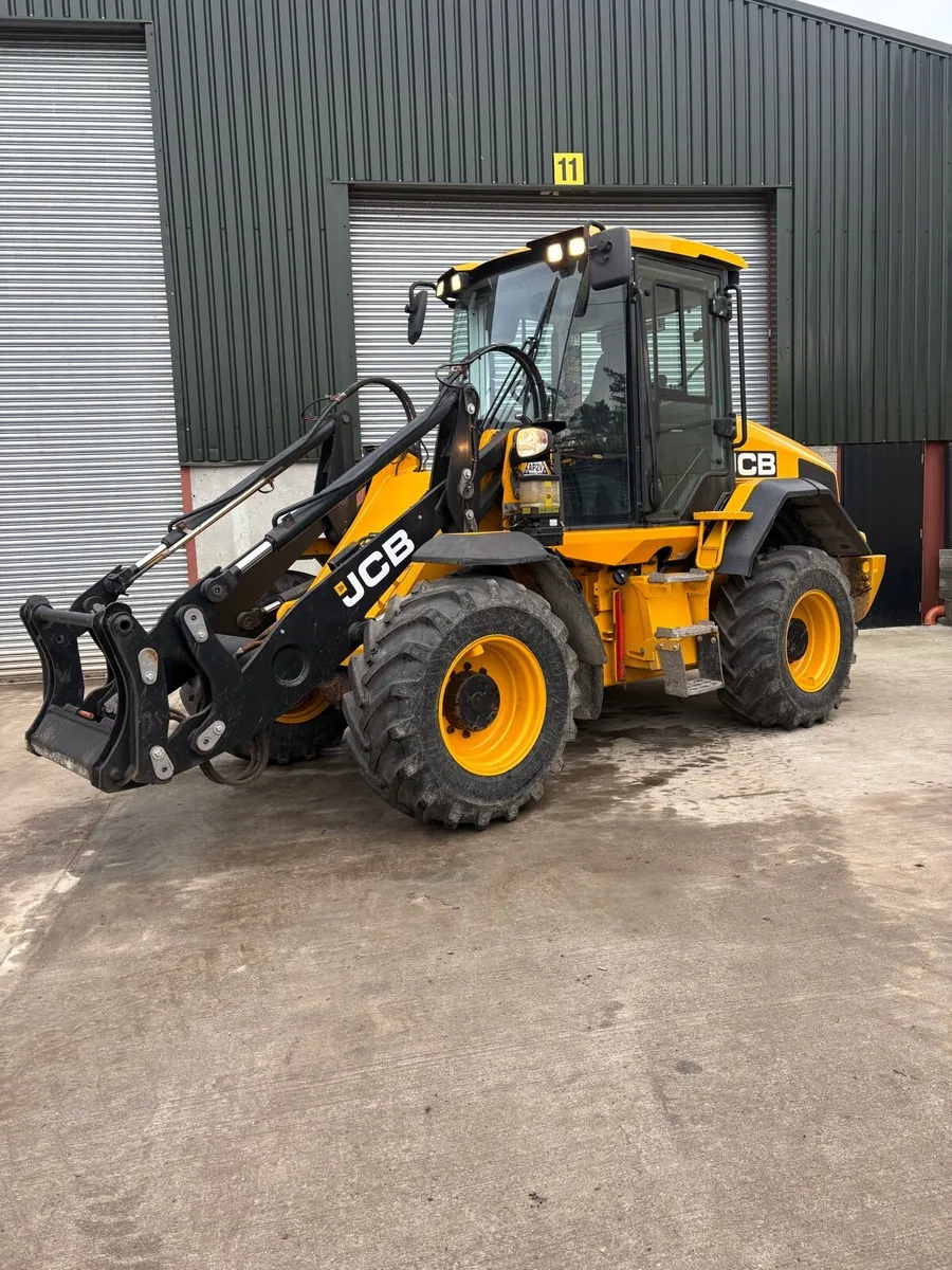 JCB 411 - Image 1