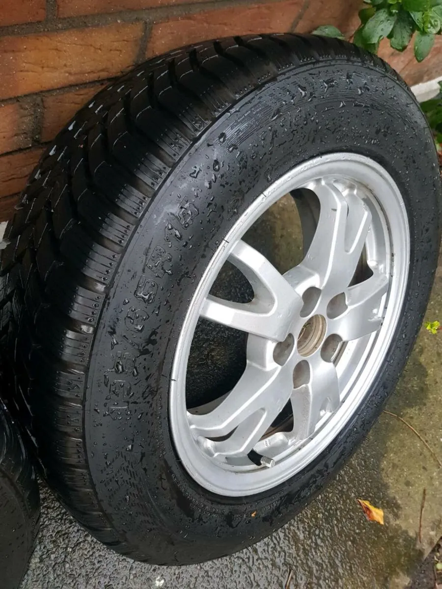 Prius alloys w like new tyres 195 65 15 Genuine - Image 3