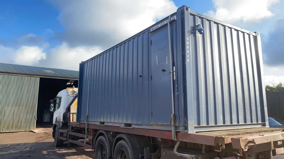 20*8 antivandle toilet block - Image 1