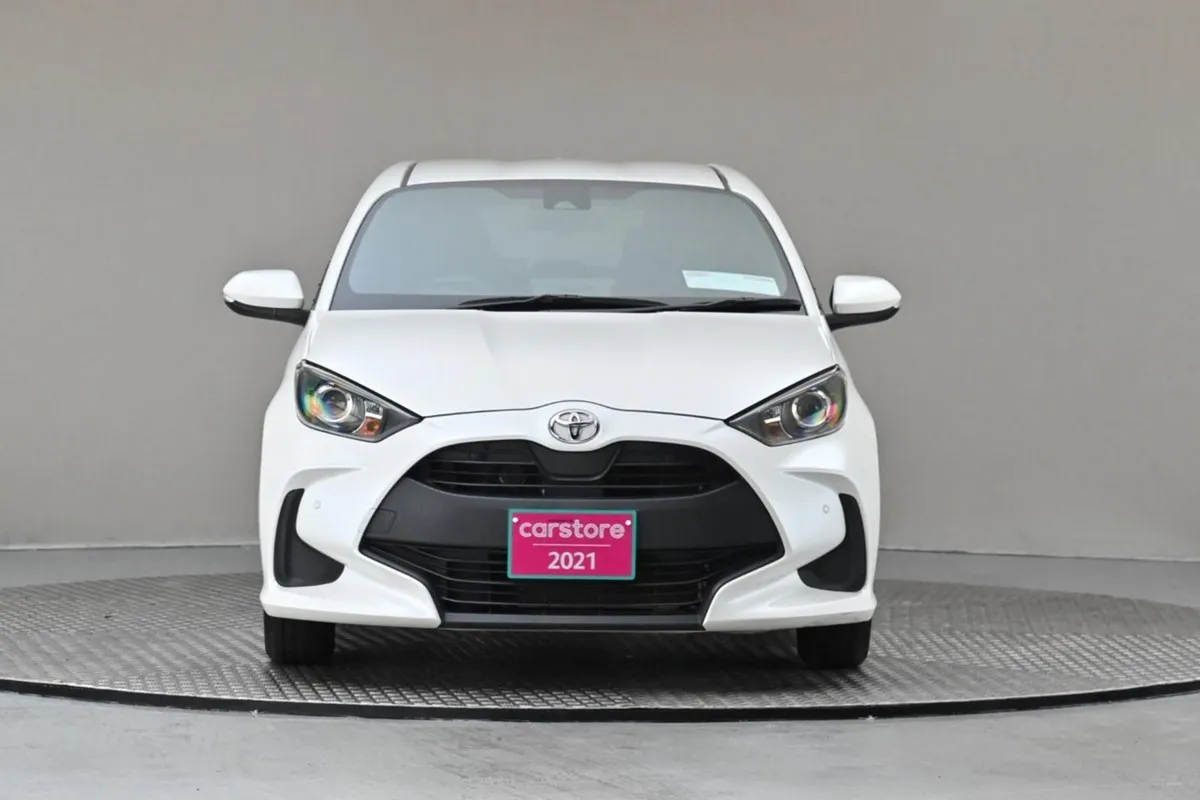 Toyota Yaris 1.0 Auto Petrol  reverse Cam park Se - Image 2