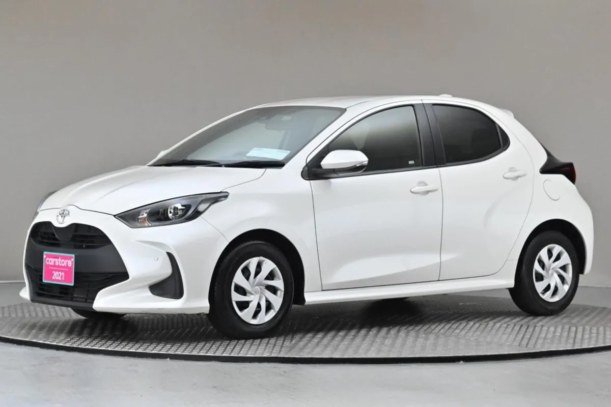 Toyota Yaris 1.0 Auto Petrol  reverse Cam park Se - Image 4