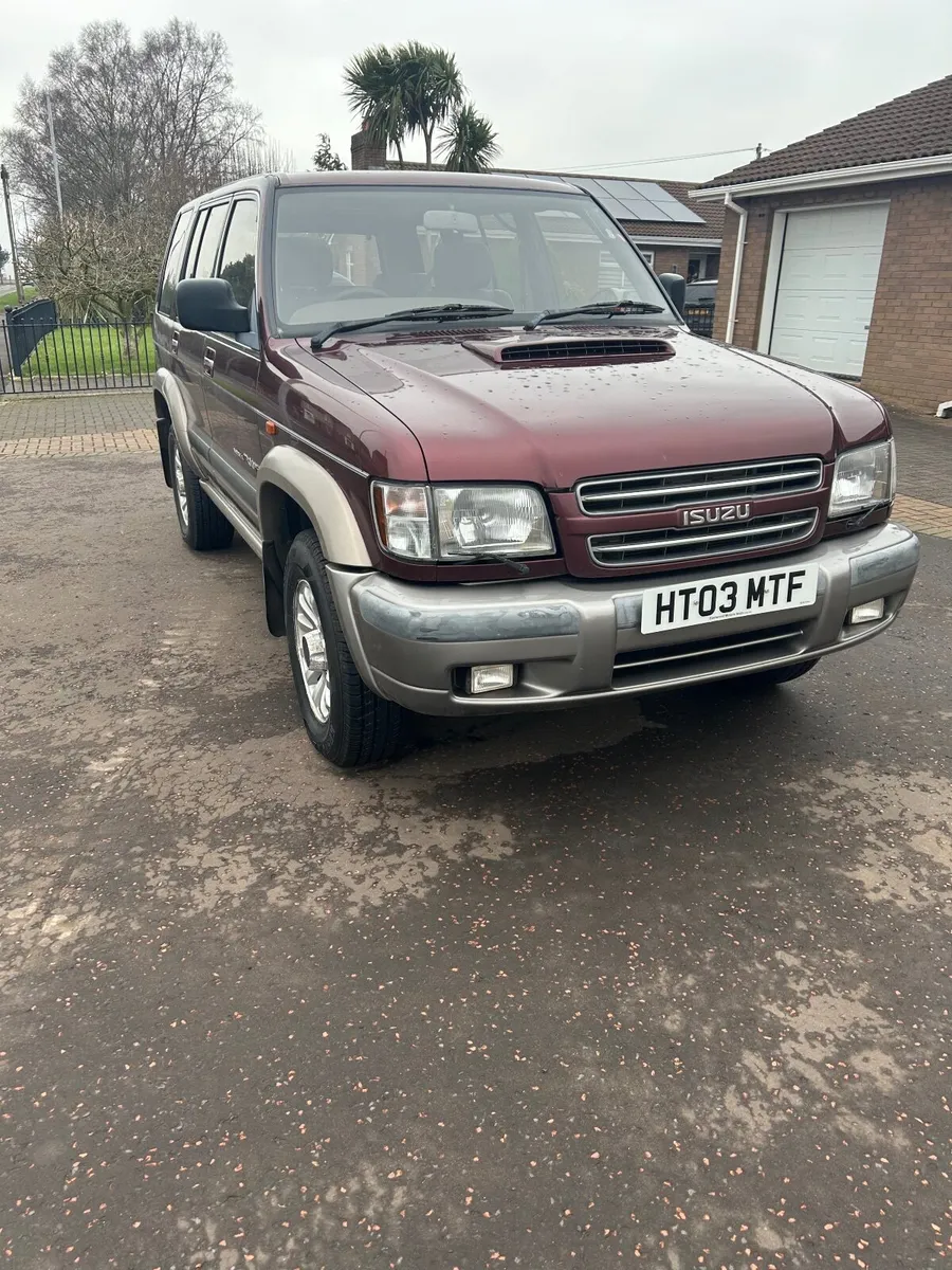 Isuzu Trooper LWB 3.0  TD Insignia Manual2003 - Image 1